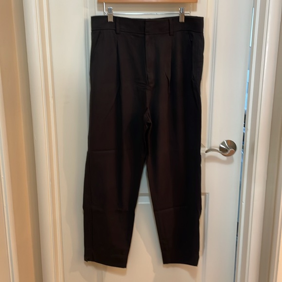Everlane The Draper Tapered Pant in Buttersmooth in Black - Picture 2 of 5